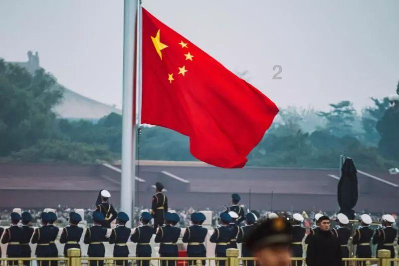 “老妈的时尚”火到海外了!达妹把酒红色和绿围巾驾驭的很喜庆!